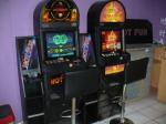 Wnętrze nielegalnego salonu gier. pod ścianą ustawione i przygotowane do gry stoją automaty. 