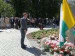 Fot. zastępca Dyrektora Izby Administracji Skarbowej w Zielonej Górze Bartosz Zbaraszczuk składa wiązankę kwiatów przed Monumentem poświęconym Obrońcom Domu Katolickiego.