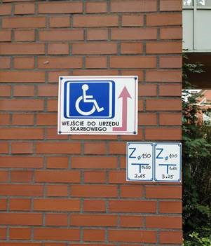 Ściana z tablicą informacyjną dla osób niepełnosprawnych ruchowo