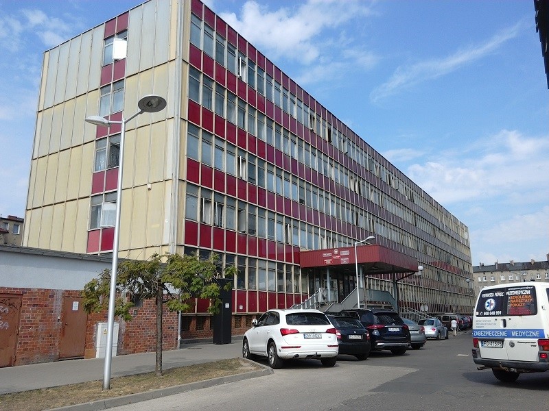 Siedziba US Gorzów - wielopiętrowy budynek z czerwonymi elementami elewacji
