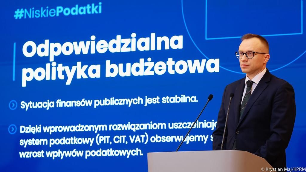 minister Artur Soboń na tle planszy odpowiedzialna polityka budżetu