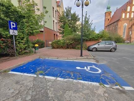 Oznakowane miejsce parkingowe dla osób z niepełnosprawnością ruchową