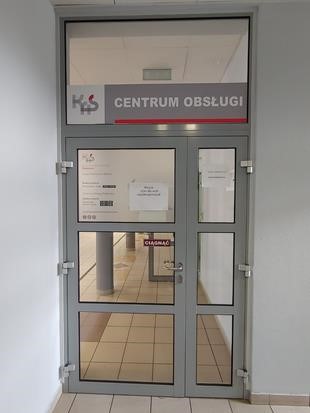 Drzwi wejściowe - napis: Centrum obsługi
