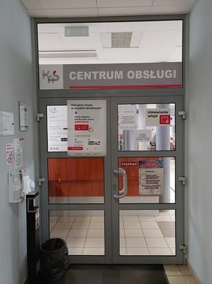 Wejście do budynku, napis: "Centrum obsługi"
