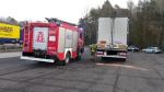 Na placu stoi zestaw ciężarowy typu chłodnia, a obok pojazd Straży Pożarnej