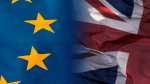 Koło siebie: flaga UniI Europejskiej i flaga Wielkiej Brytanii