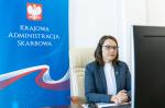 na zdjęciu siedzi przy biurku pani Magdalena Rzeczkowska szef KAS
