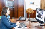 na zdjęciu siedzi przy biurku pani Magdalena Rzeczkowska szef KAS i prowadzi telekonferencję