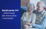 kobieta i mężczyzna w starszym wieku siedzą razem przy laptopie, na niebieskim tle biały napis Rozliczenie PIT – informacja dla emerytów i rencistów