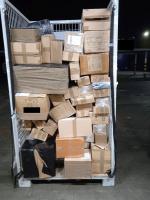 Kontener wypełniony przesyłkami kurierskimi