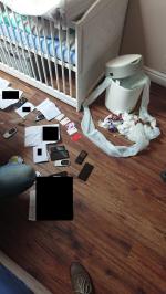 Pokój dziecięcy, na podłodze rozrzucone dokumenty.