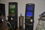 W pomieszczeniu pod ścianą stoją automaty do gier.