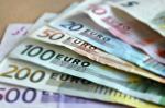 rozłożone banknoty w walucie euro