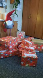 prezenty w pokoju urzędu skarbowego i bożonarodzeniowy skrzat