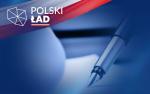 Na biało-czerwonej fladze napis: Polski Ład. W środku wieczne pióro.