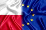 Z lewej flaga Polski z prawej niebieska. Koło z gwiazdami,jako symbolem Unii, na obydwu częściach.