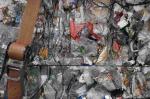 śmieci dużo sprasowanego zniszczonego plastiku typu butelki