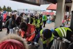 na dworcu dużo ludzi z Ukrainy, wolontariusze wydają zupę