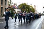 Funkcjonariusze Służby Celno-Skarbowej maszerują ulicą