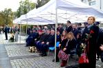 Na placu zaproszeni goście i dyrektorzy Izby Administracji Skarbowej w Zielonej Górze siedzą podczas uroczystości