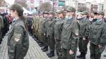 na placu stoją różne klasy mundurowe, w tym klasa celno-skarbowa z szkoły w Gorzowie
