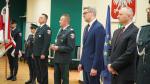 Funkcjonariusze Służby Celno-Skarbowej i Dyrektor Izby administracji Skarbowej w Zielonej Górze i inni uczestnicy stoją obok siebie