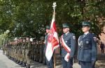 Poczet sztandarowy Izby Administracji Skarbowej w Zielonej Górze stoi obok wojska polskiego przy katedrze