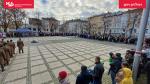 uroczystości na Placu Grunwaldzkim w Gorzowie Wlkp. Mieszkańcy, służby mundurowe i goście stoją ustawienie w formie kwadratu.