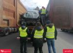Funkcjonariusz Służby Celno-Skarbowej oraz inspektorzy Inspekcji ochrony środowiska oglądają przewożone odpady - części samochodowe
