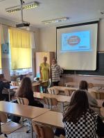 Dwie kobiety na tle klasy lekcyjnej.