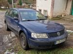 Volkswagen Passat Kombi - przód i prawy bok auta w kolorze niebieskim, auto brudne
