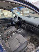 Volkswagen Passat Kombi - wnętrze auta w kolorze ciemno-szarym, wnętrze bardzo brudne, widoczne przetarcie fotela kierowcy, obicia foteli poplam