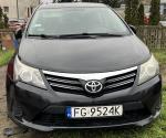 Przód czarnej Toyoty Avensis sedan z lekkimi zarysowaniami lakieru oraz śladami użytkowania