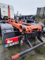 Tylna część  samochodu ciężarowego MAN TGA 26.354 kolor kabiny biały. Rama  i mechanizm hakowy w kolorze  pomarańczowym. Rama  z licznymi miejscami korozji.  Tylna oś nadkola w kolorze czarnym. Światła tylne i kierunkowskazy z przetarciami .