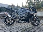 Motocykl Yamaha, model YZF-R1 koloru czarnego, ujęcie z prawej strony, felgi w kolorze czarnym z białym obramowaniem;