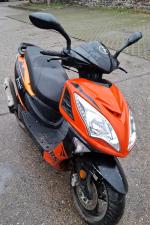 Prawa strona motoroweru Junak w kolorze pomarańczowym z czarnymi wykończeniami