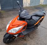 Przód motoroweru Junak w kolorze pomarańczowym z czarnymi wykończeniami