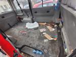tylna część wnętrza pojazdu VW Caravelle, wnętrze zniszczone, brak elementów wyposażenia tj. foteli tylnych