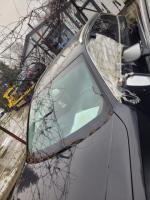 Prawy bok czarnej Audi z wybitą boczną szyba kierowcy