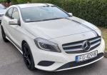 Przód białego Mercedes-Benz A 160 CDI; z prawej strony maski oraz dachu podwójny czarny pas ozdobny; czarny pas ozdoby również w dolnej części drzwi, czarne siatkowanie wykończenie grilla, czarne aluminiowe tarcze kół, szyby przyciemniane zielone, brak widocznych uszkodzeń