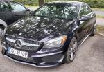 Przód czarnego Mercedes-Benz CLA 250; aluminiowe srebrne tarcze kół, brak widocznych uszkodzeń