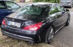 Tył czarnego Mercedes-Benz CLA 250, podwójna rura wydechowa, aluminiowe srebrne tarcze kół, brak widocznych uszkodzeń