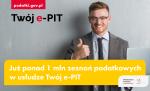 Uśmiechnięty mężczyzna w marynarce trzyma kciuk w górze. Poniżej napis: Już ponad 1 mln zeznań podatkowych złożonych przez Twój e-PIT