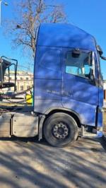 ZDJĘCIE 7_Prawa strona kabiny ciągnika samochodowego VOLVO FH