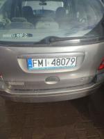 Tył środka transportu z widoczną tablicą rejestracyjną. 