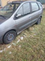 Bok samochodu w kolorze szarym. Koła na felgach stalowych. 