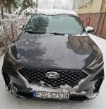 Przód czarnego Hyundai Tucson z srebrnym znakiem firmy Hyundai - brak widocznych uszkodzeń