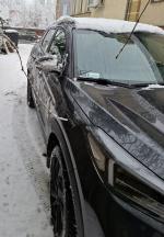 Prawa strona czarnego Hyundai Tucson - czarne Alu felgi, przyciemniane szyby, brak widocznych uszkodzeń