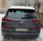 Tył Hyundai Tucson ze srebrnym logo firmy Hyundai, napisem Hyundai oraz nazwą modelu Tucson - brak widocznych uszkodzeń