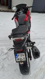 Tył czerwono czarnego motoroweru Romet - brak widocznych uszkodzeń